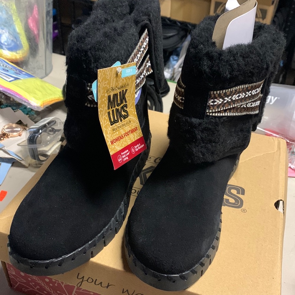 Muk Luks Montauk Water-Repellent Suede Cuffed Bootie. Black. Womens size 6EU